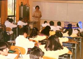 Estudiantes de enseñanza básica en aula