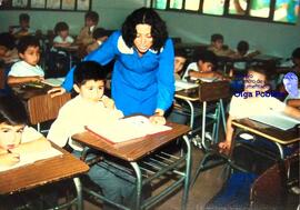 Niños y docente en aula