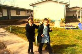 Niñas en patio de Escuela