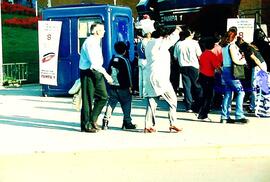 Gente caminando en paseo