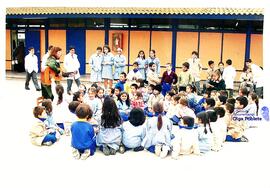 Estudiantes de enseñanza básica en patio de escuela