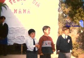 Niños en escenario de escuela