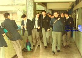 Jóvenes en pasillo del Liceo