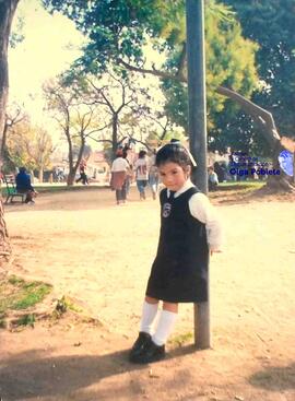 Niña en una plaza