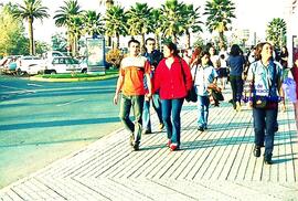 Gente caminando en paseo