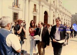 Dirigentes nacionales frente a La Moneda