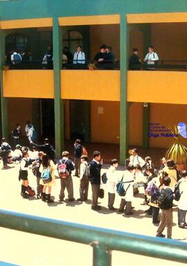 Estudiantes en patio de una Escuela