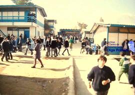 Estudiantes en el patio de escuela