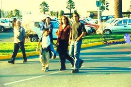 Joven familia en paseo