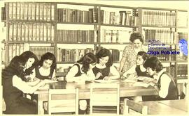 Estudiantes trabajando en biblioteca