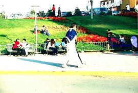 Gente caminando en paseo