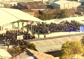 Estudiantes en patio de una Escuela