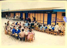 Estudiantes desayunando en el patio