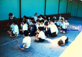 Estudiantes en clases en el patio