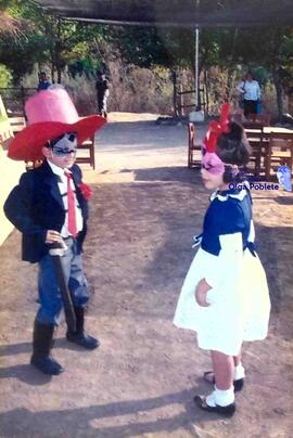 Fiesta de niños en escuela rural